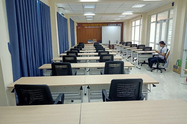 Bàn hội trường chân sắt Hoàng Phát giá rẻ tại Thành phố Hồ Chí Minh 3 Láp ráp dự án bàn hội trường BHT512 tại Ninh Thuận do Showroom Hoàng Phát làm chủ thầu thi công
