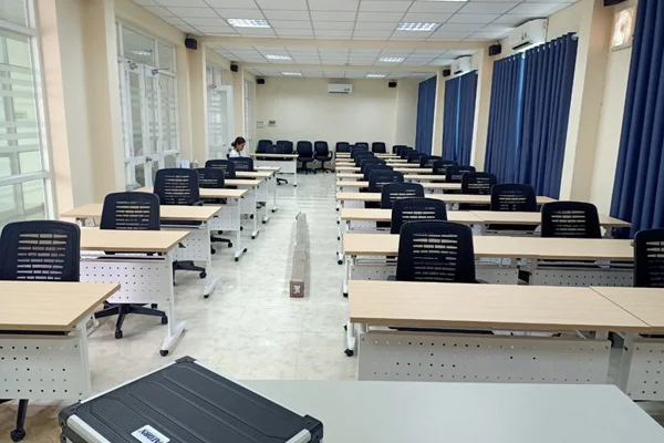 Bàn hội trường chân sắt Hoàng Phát giá rẻ tại Thành phố Hồ Chí Minh 2 Hình ảnh thi công bàn hội trường chân sắt BHT512 Hoàng Phát tại CĐ Nghề Ninh Thuận do Hoàng Phát đảm nhiệm