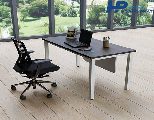 Bàn làm việc chân sắt với thiết kế chắc chắn, hợp thời trang