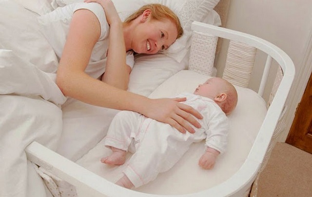 Ôm bé ngủ là một trong những cách tập cho bé ngủ giường đơn giản mà hiệu quả nhất