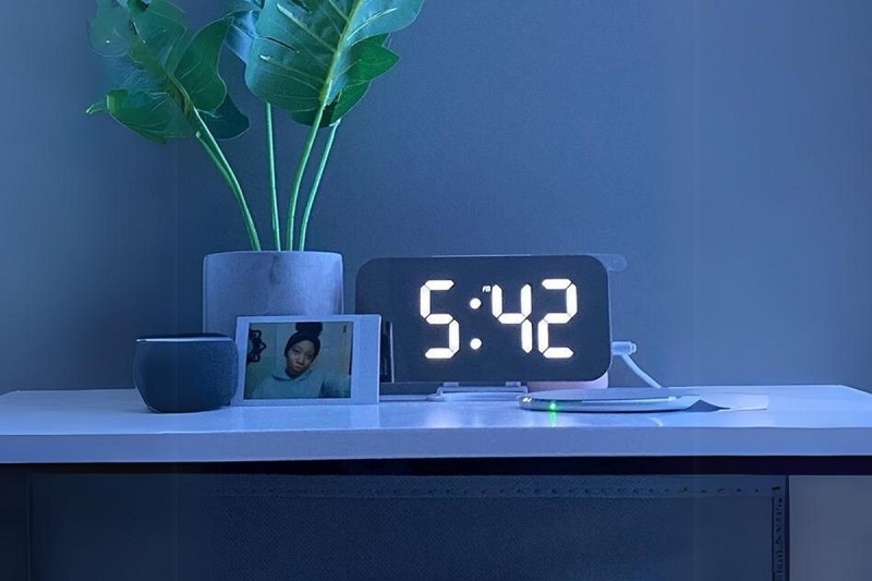 Gợi ý 10+ món đồ decor bàn làm việc đẹp bạn không nên bỏ qua 3 Decor bàn làm việc với đồng hồ giúp kiểm soát thời gian hiệu quả